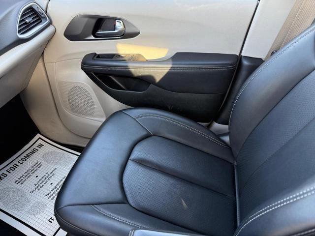 Used 2024 Chrysler Pacifica Touring-L image 21