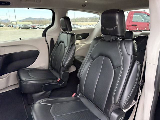 Used 2024 Chrysler Pacifica Touring-L image 12