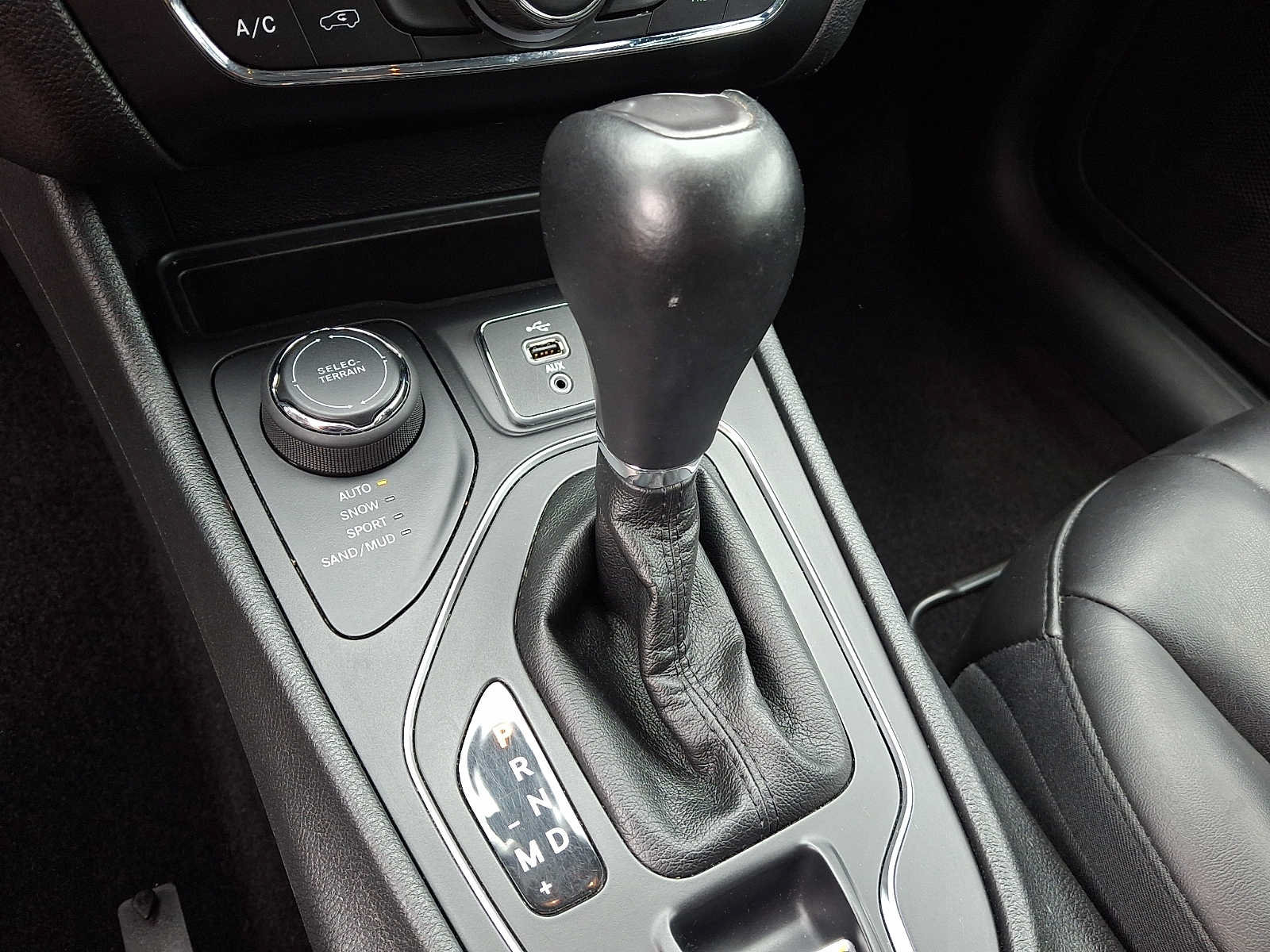 Used 2019 Jeep Cherokee Latitude Plus AWD/4WD image 15