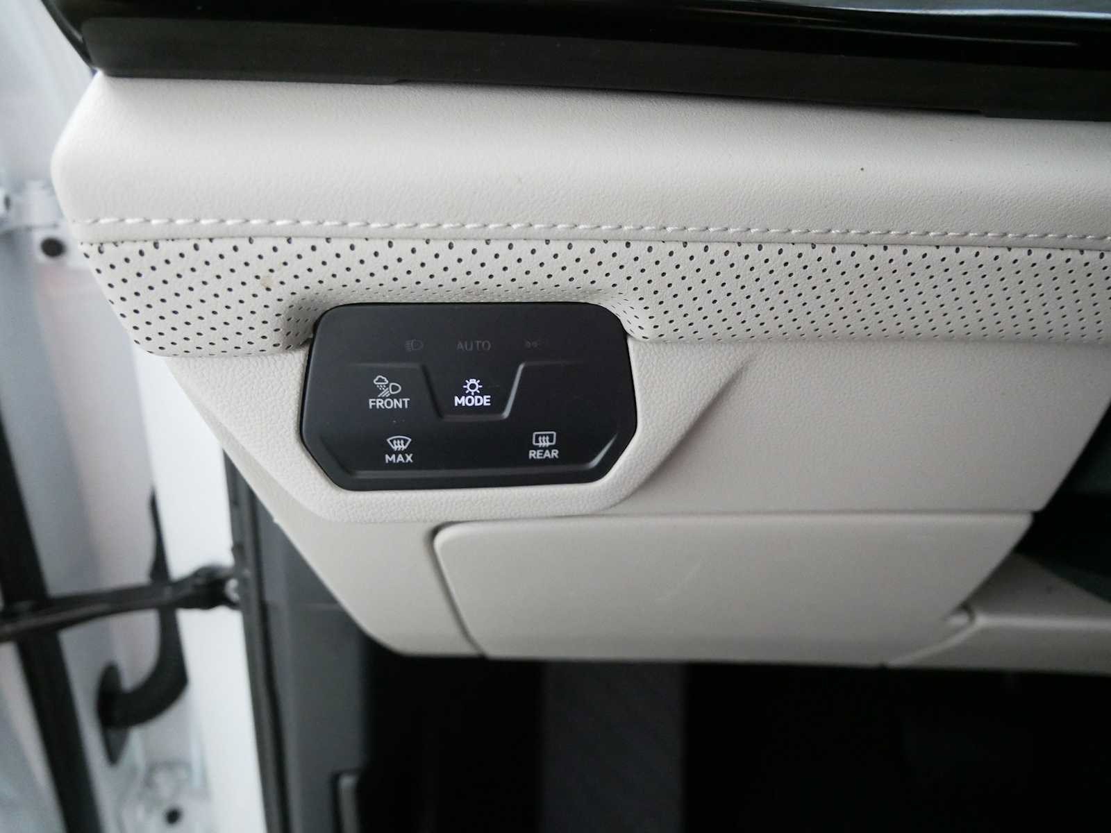 Used 2025 Volkswagen Atlas SE AWD/4WD image 26