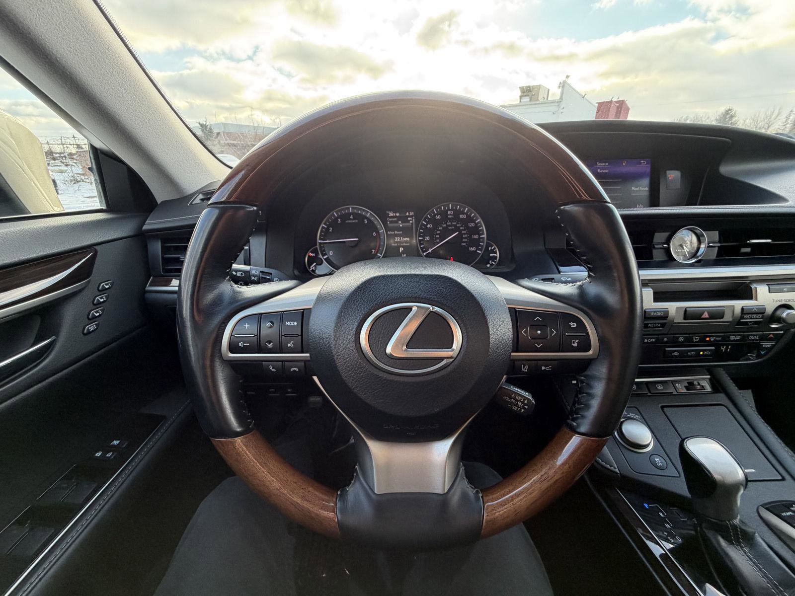 Used 2018 Lexus ES 350 w/ Luxury Package w/Wood Trim image 16
