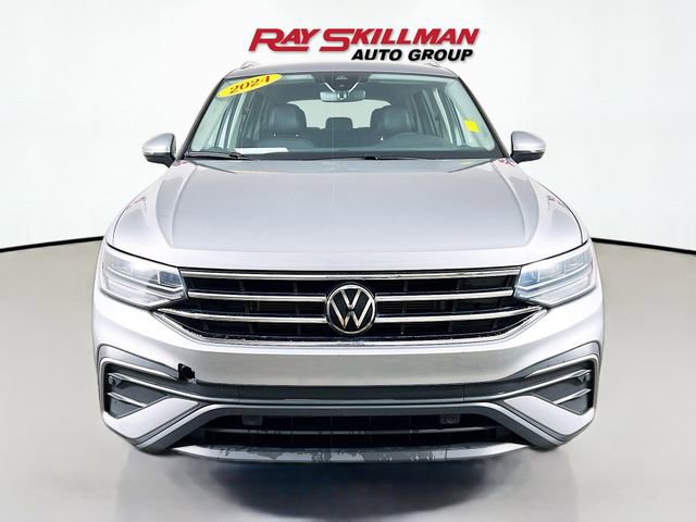 Used 2024 Volkswagen Tiguan SE image 2