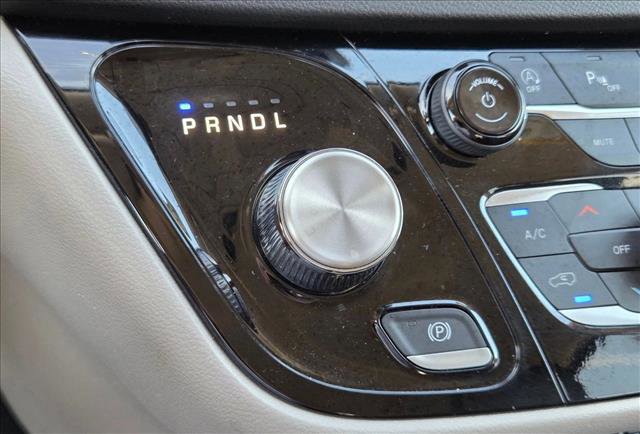 Used 2024 Chrysler Pacifica Touring-L image 13