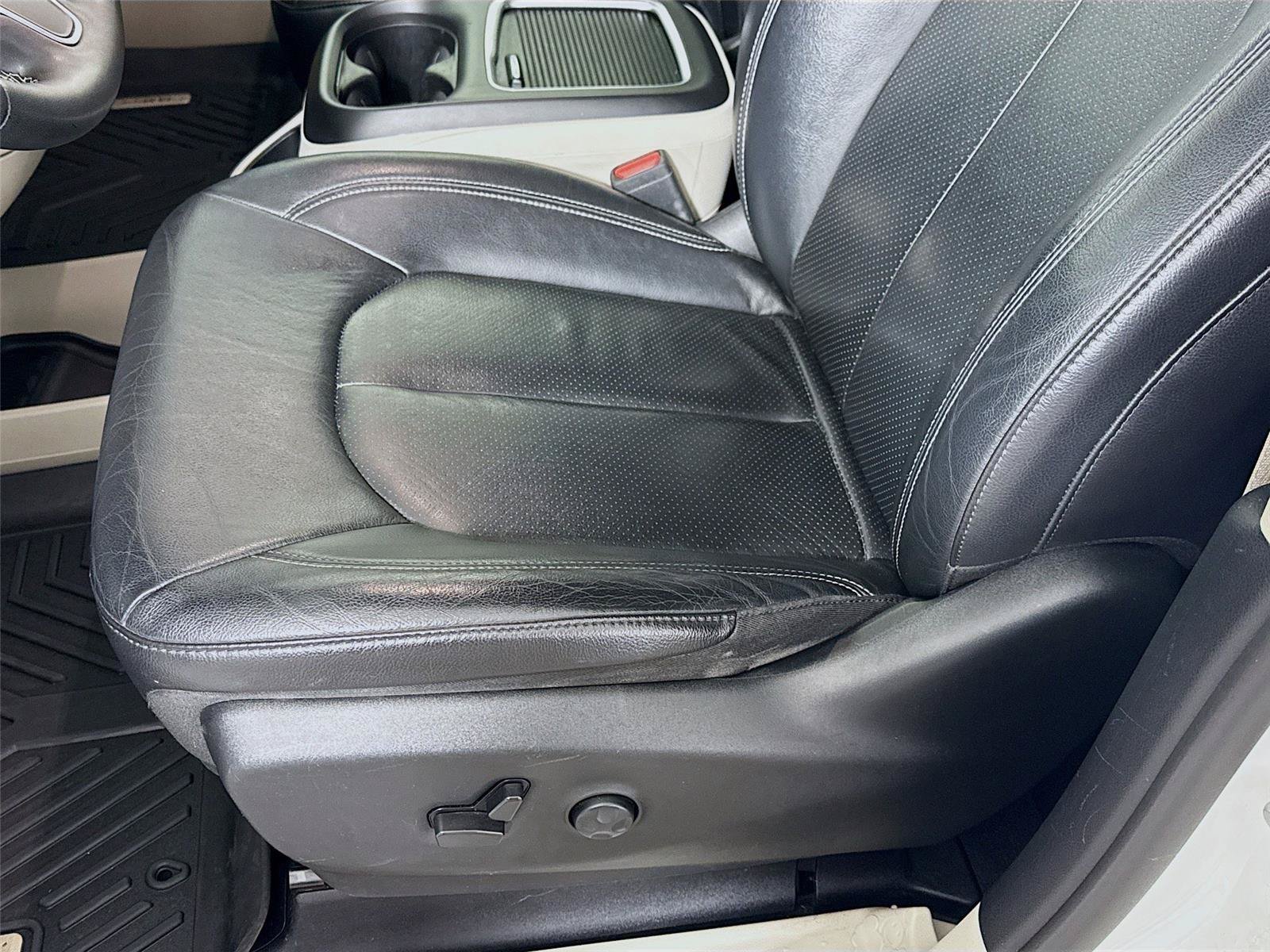 Used 2022 Chrysler Pacifica Touring-L FWD image 12