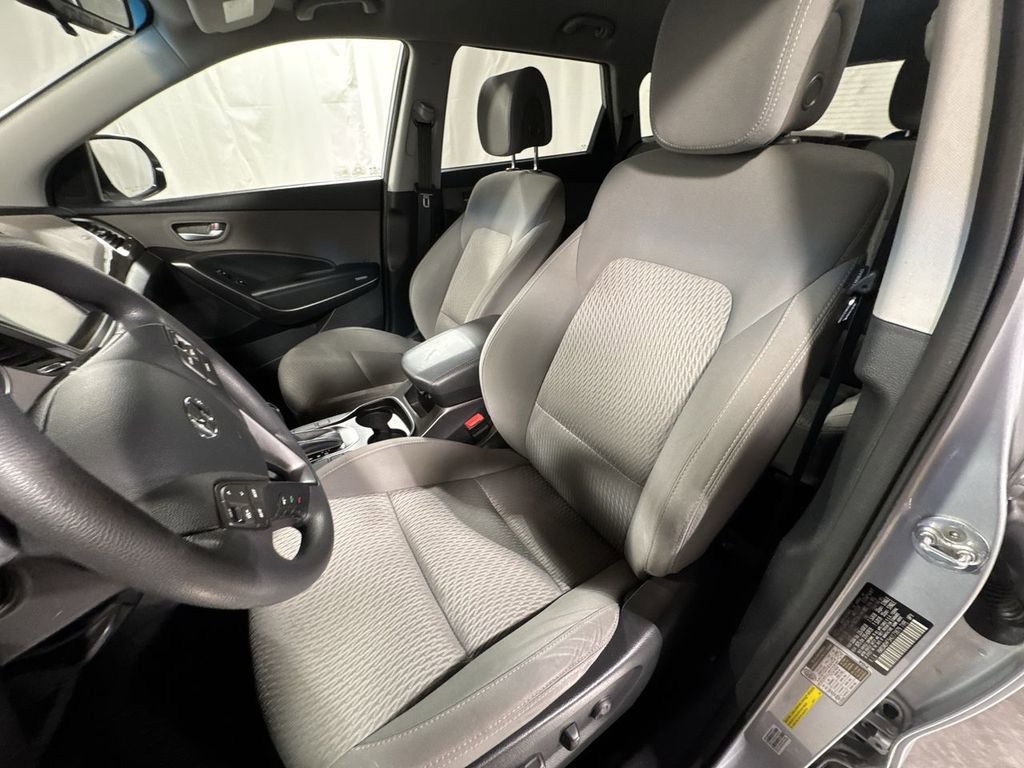 Used 2017 Hyundai Santa Fe SE image 16