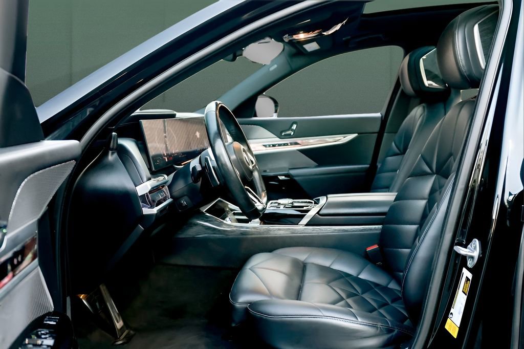 Used 2023 BMW 740i w/ Parking Assistance Package image 18