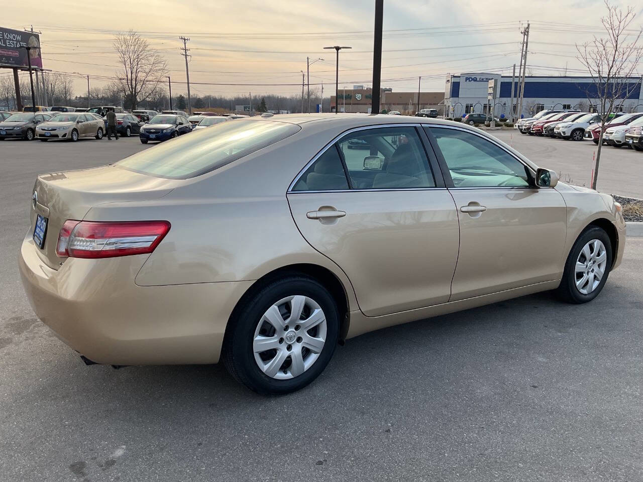 Used 2010 Toyota Camry LE image 6