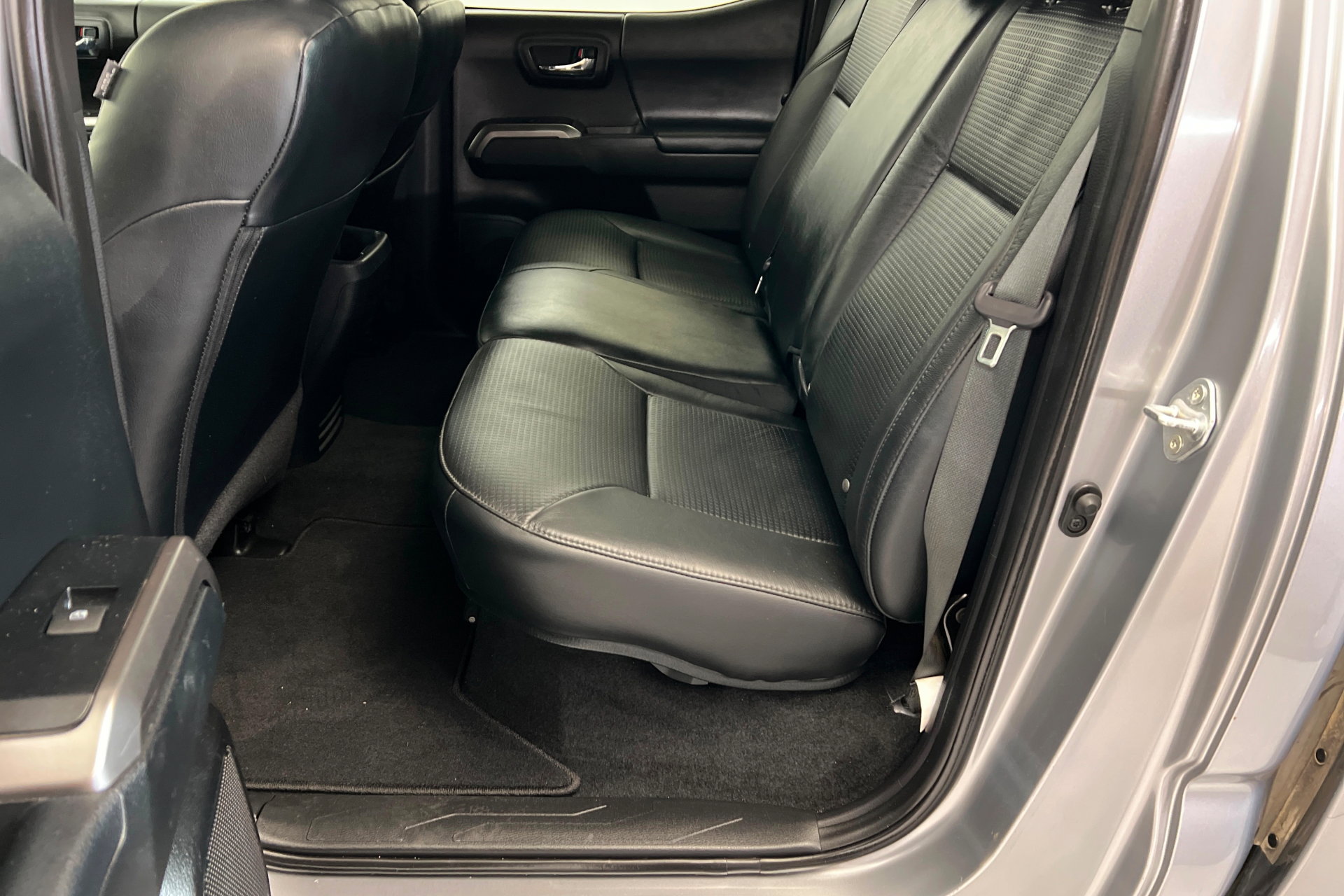 Used 2021 Toyota Tacoma Limited image 26