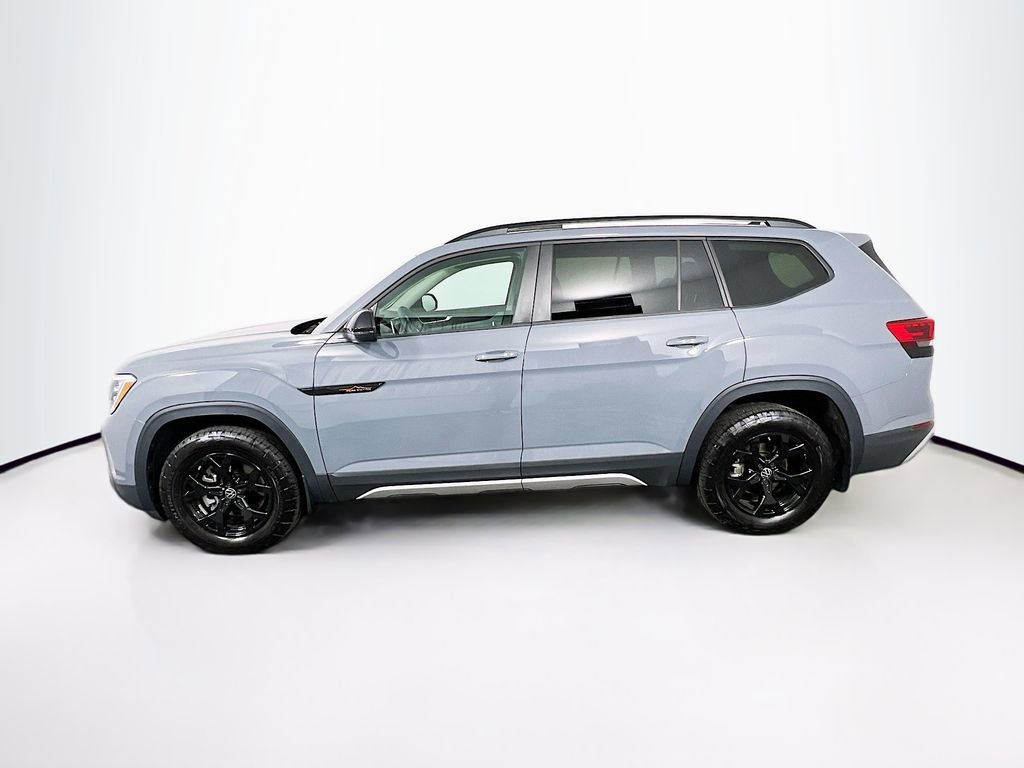 Used 2024 Volkswagen Atlas Peak Edition SE AWD/4WD image 4