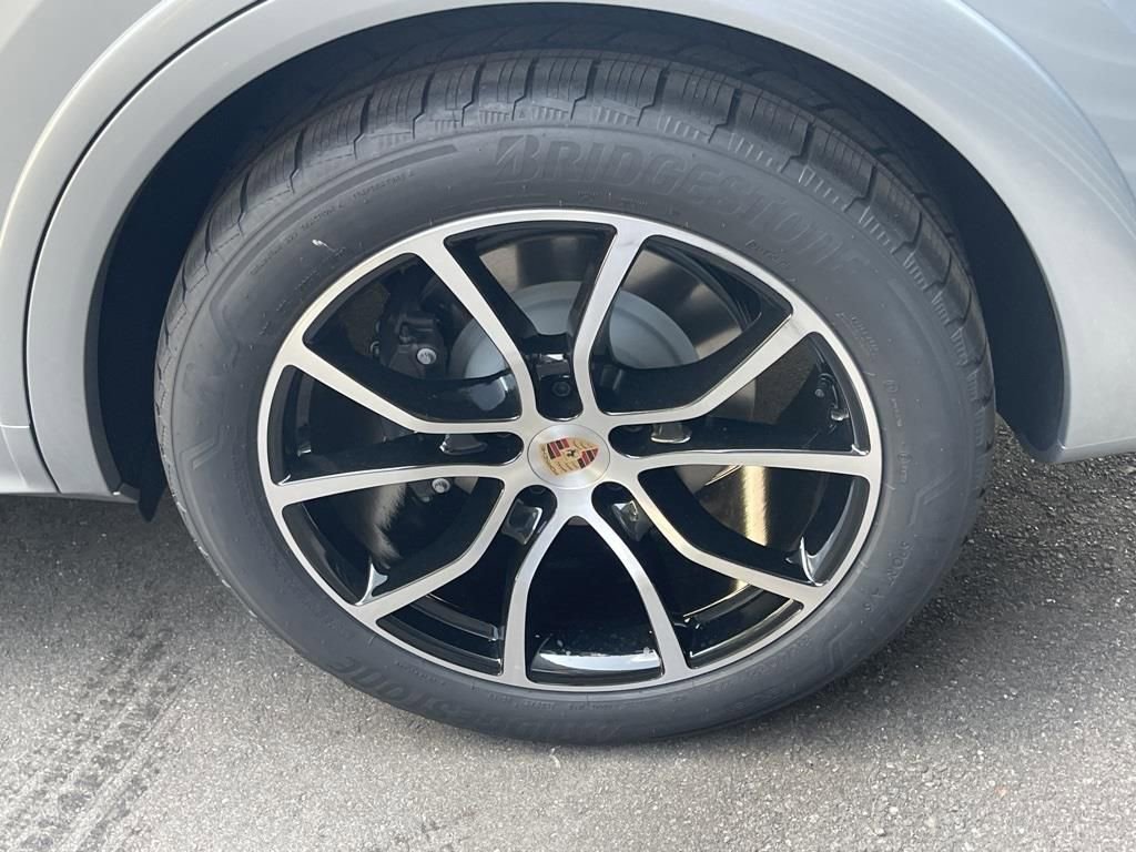 Certified 2025 Porsche Cayenne AWD/4WD image 12