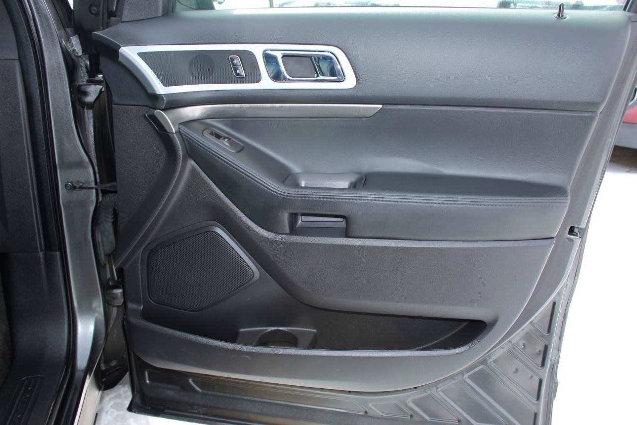 Used 2015 Ford Explorer XLT w/ Equipment Group 202A AWD/4WD image 26