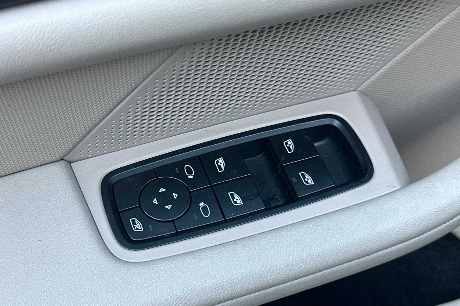 Used 2024 Porsche Taycan image 12