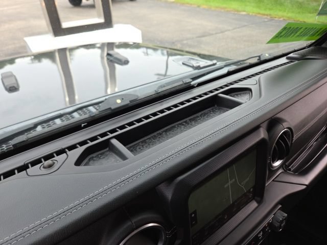 Used 2020 Jeep Wrangler Unlimited Sahara w/ Dual Top Group AWD/4WD image 70