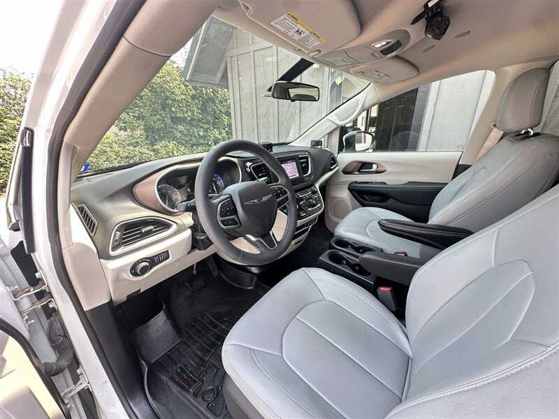 Used 2022 Chrysler Voyager LX FWD image 4