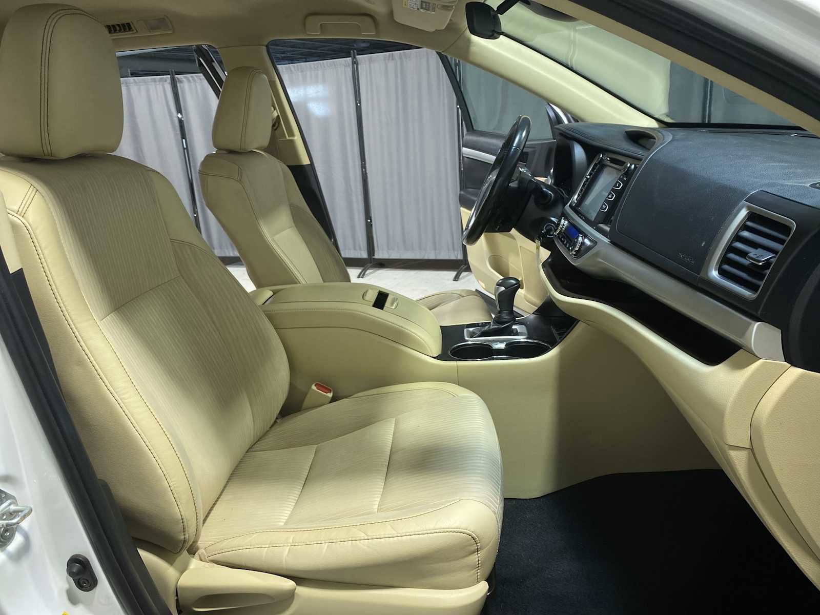 Used 2019 Toyota Highlander Plus AWD/4WD image 14