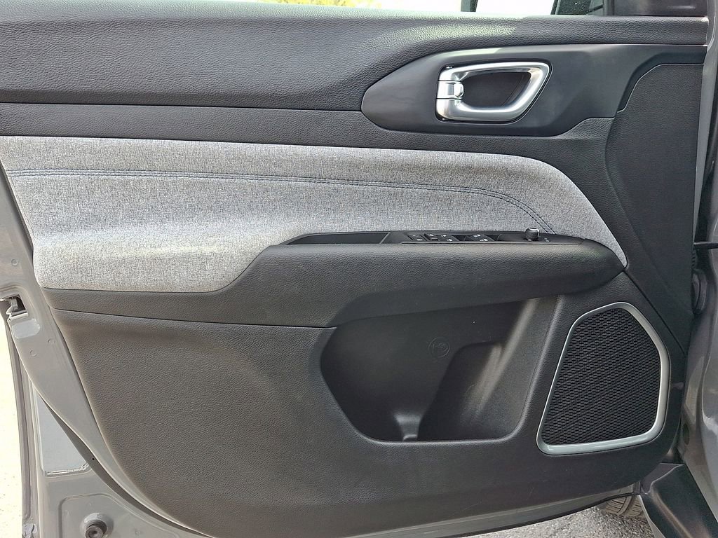 Used 2023 Jeep Compass Sport image 14