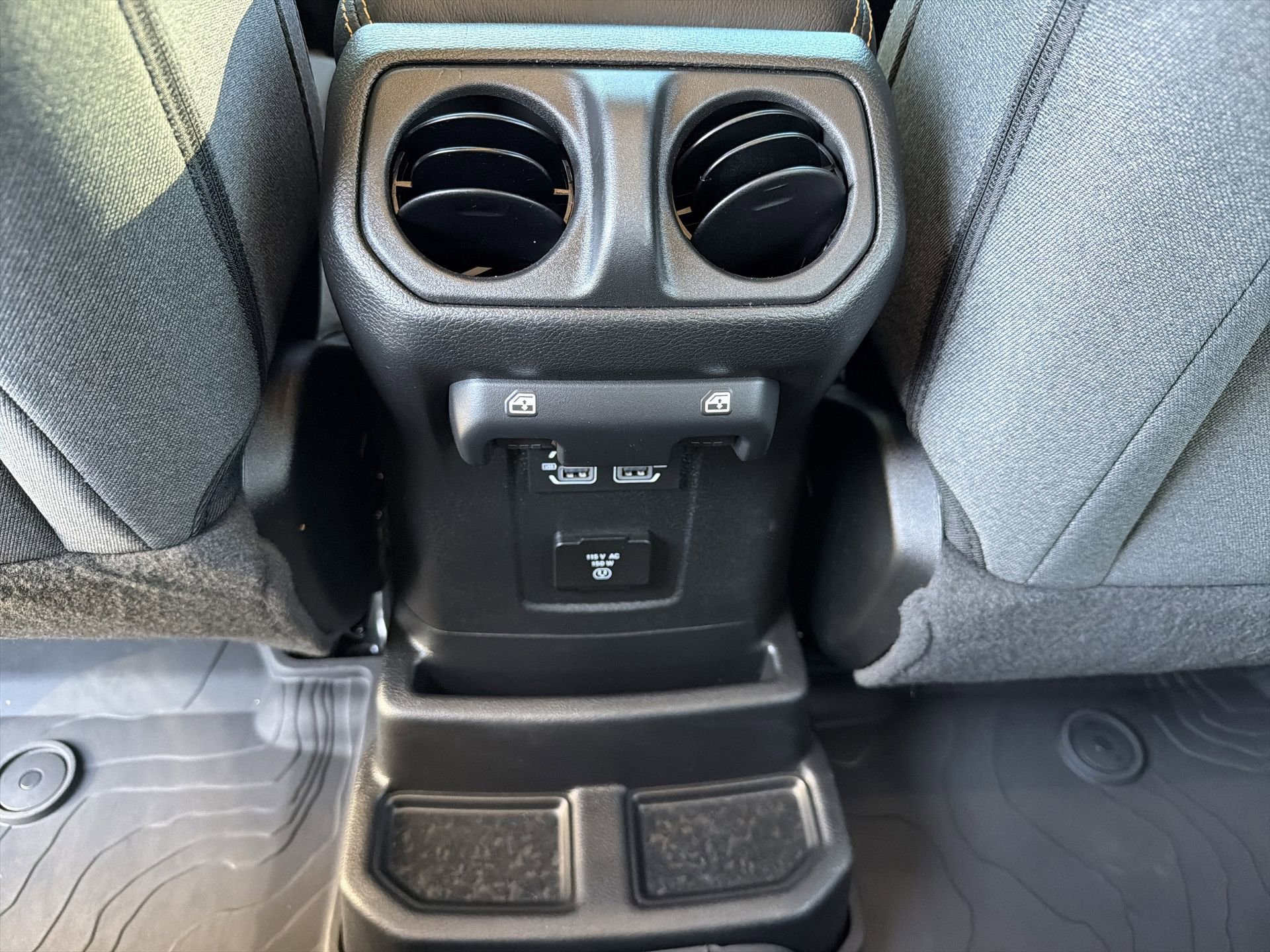 Used 2025 Jeep Wrangler Unlimited Sahara AWD/4WD image 4