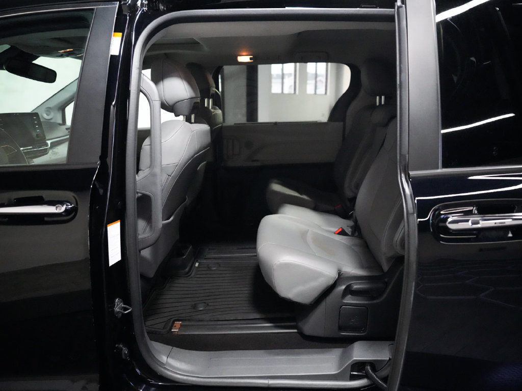 Used 2024 Toyota Sienna XLE w/ XLE Plus Package FWD image 29