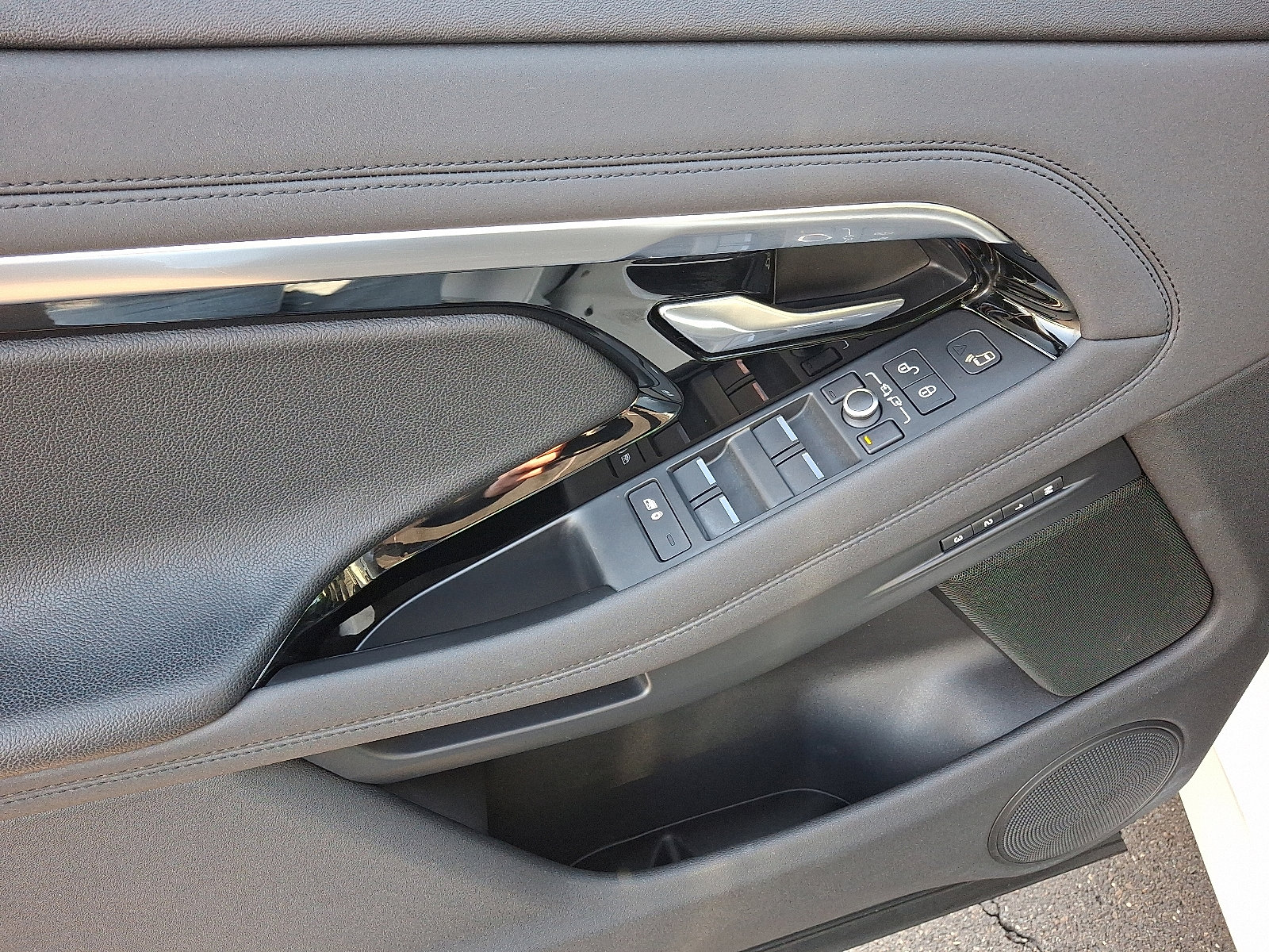 Used 2020 Land Rover Range Rover Evoque SE image 12