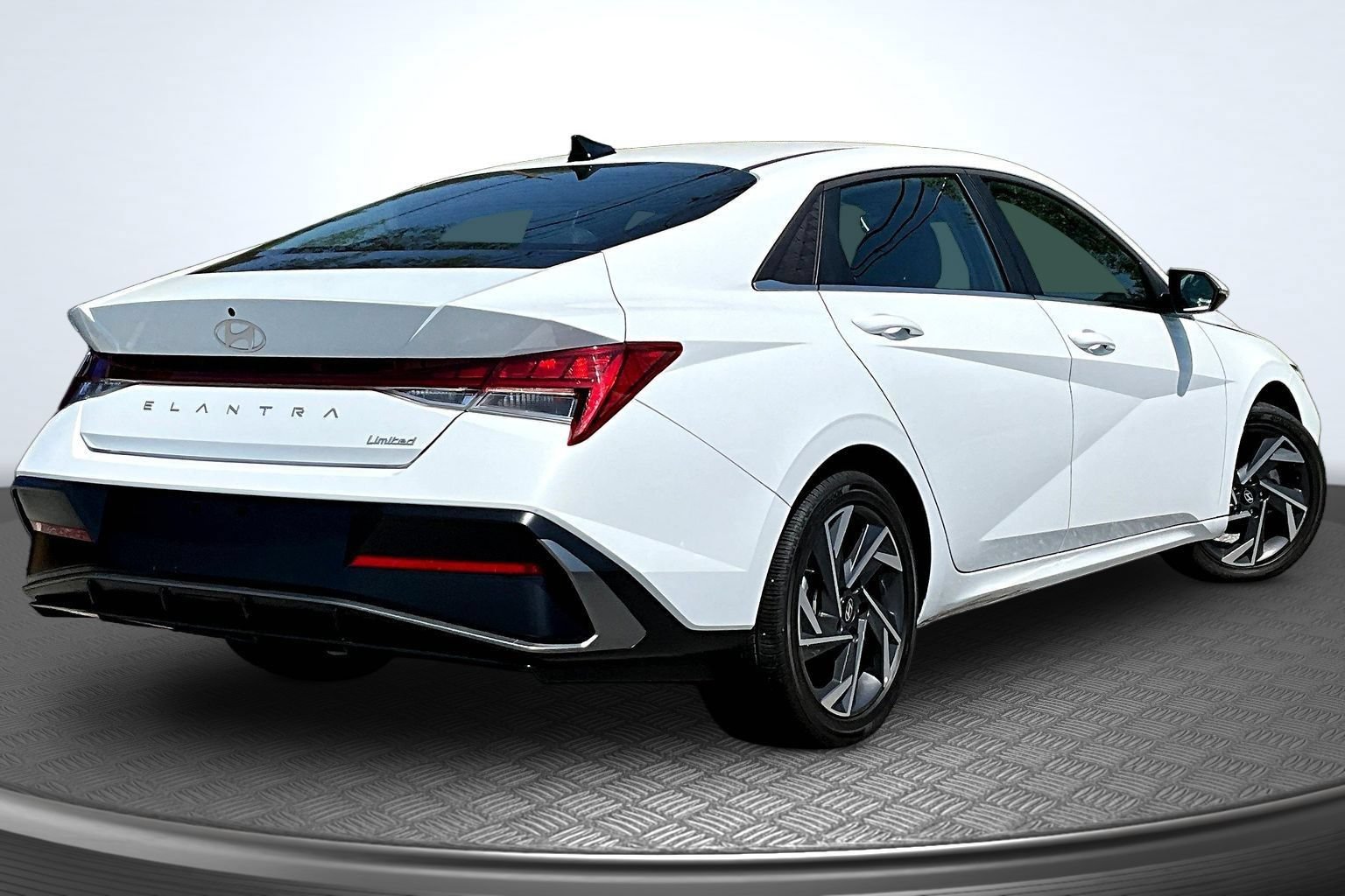 Used 2025 Hyundai Elantra Limited FWD image 6