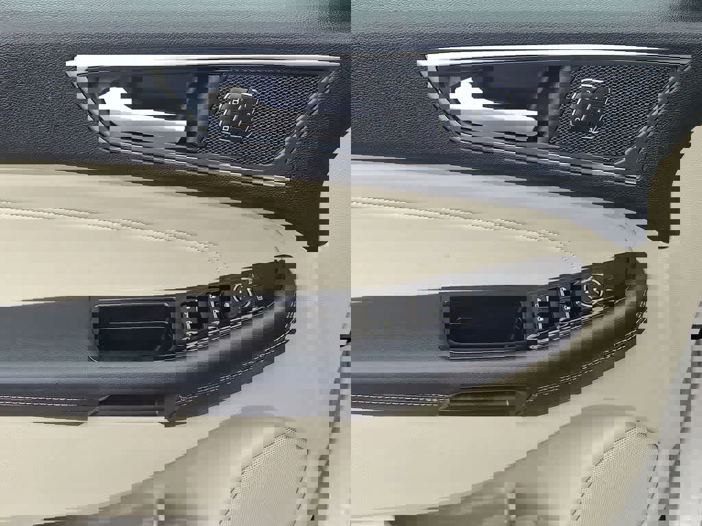 Used 2018 Ford Edge Titanium w/ Equipment Group 301A AWD/4WD image 10