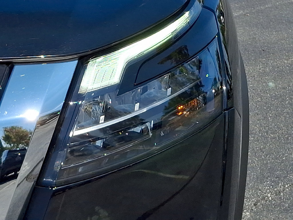 Used 2025 Nissan Pathfinder SV AWD/4WD image 9