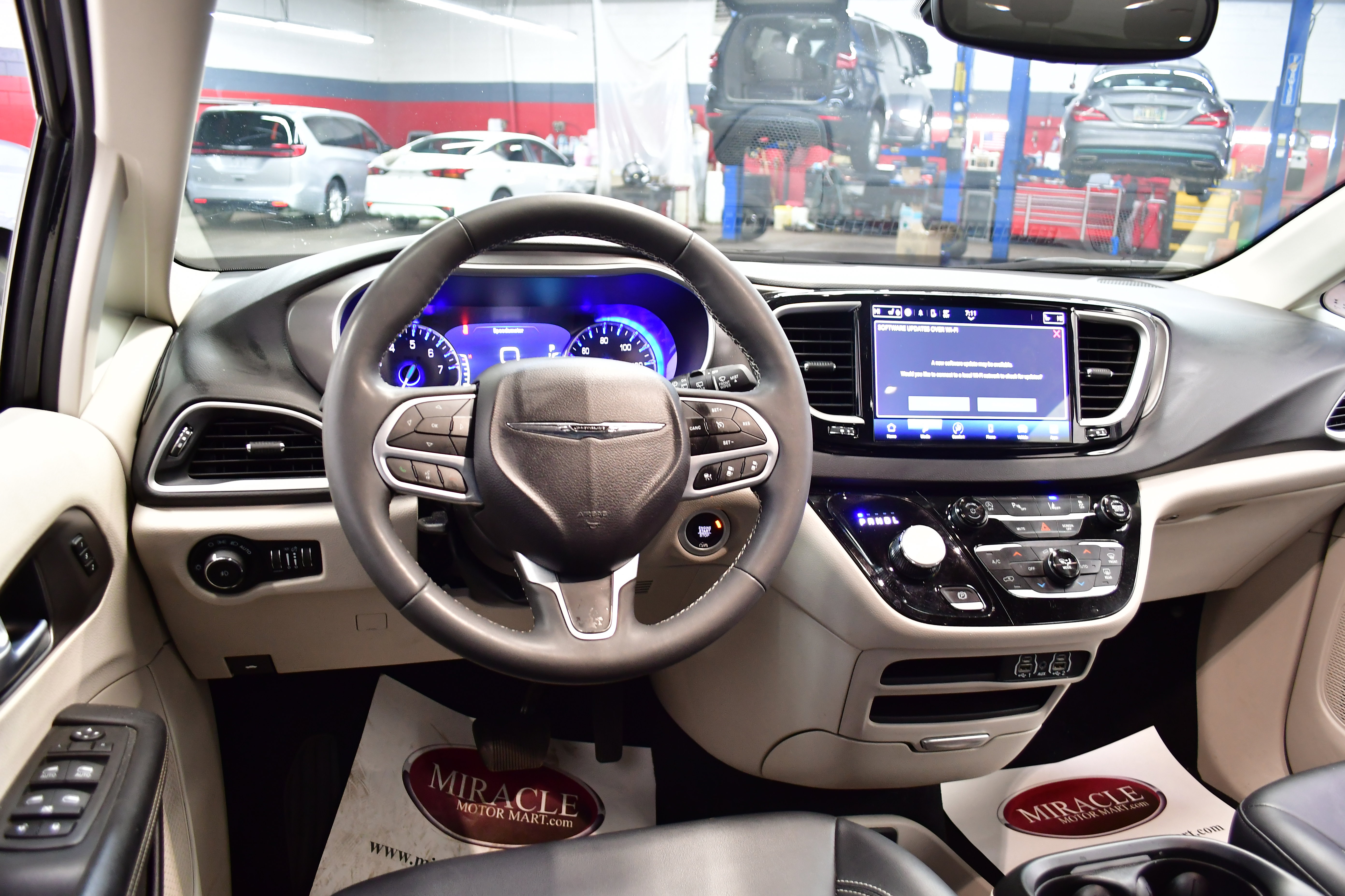 Used 2024 Chrysler Pacifica Touring-L image 8