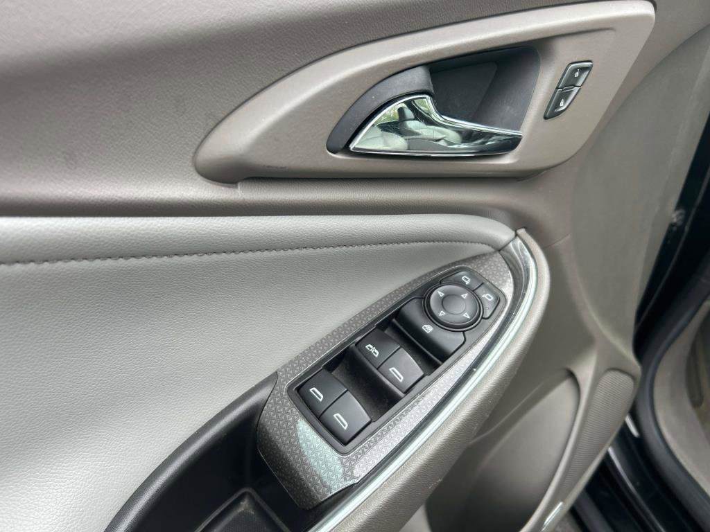 Used 2017 Chevrolet Malibu Hybrid w/ Leather Package image 10