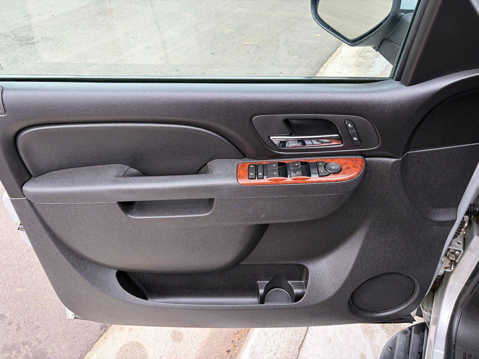 Used 2010 Chevrolet Suburban LT image 8