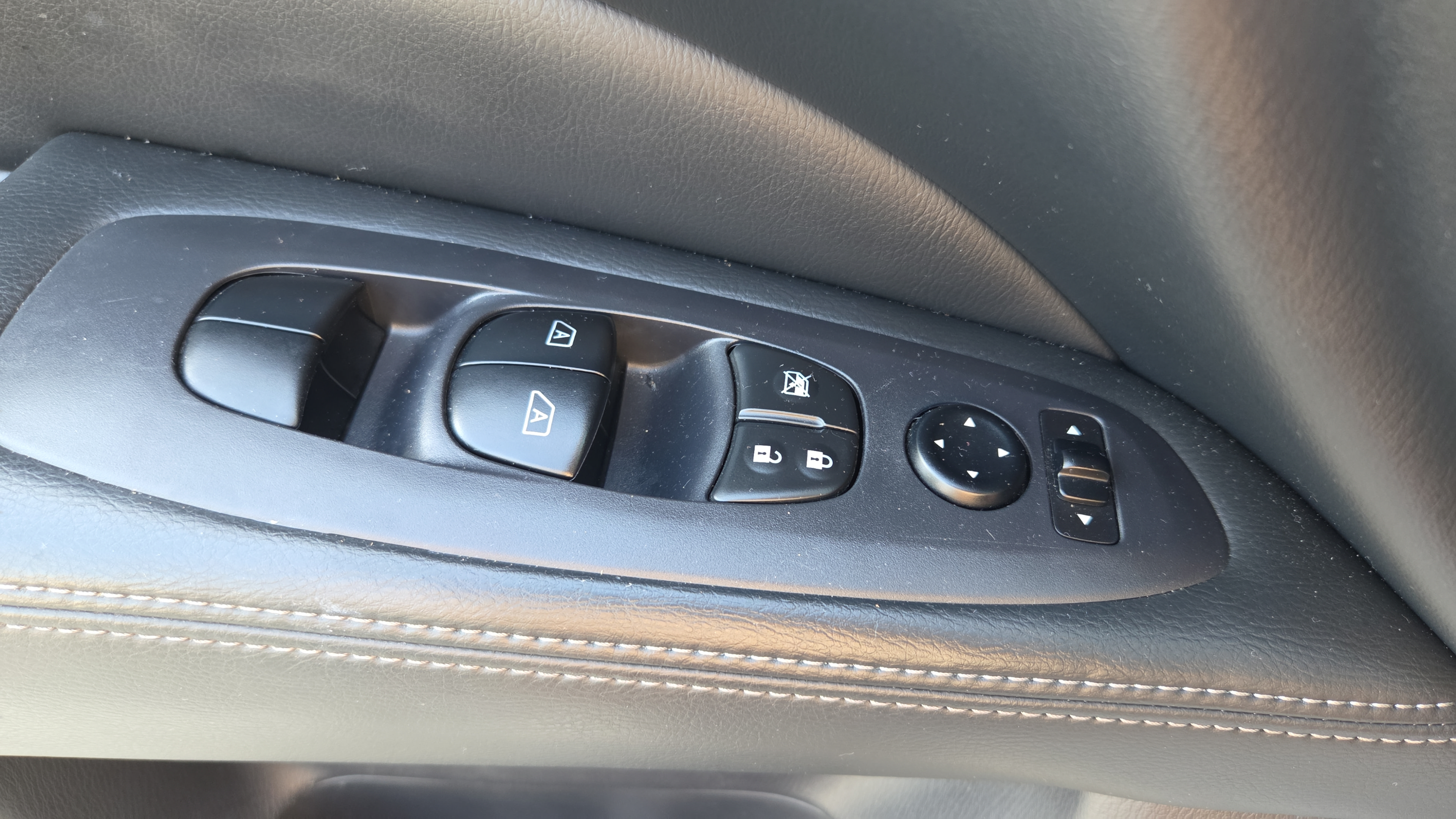 Used 2017 Nissan Pathfinder Platinum FWD image 29