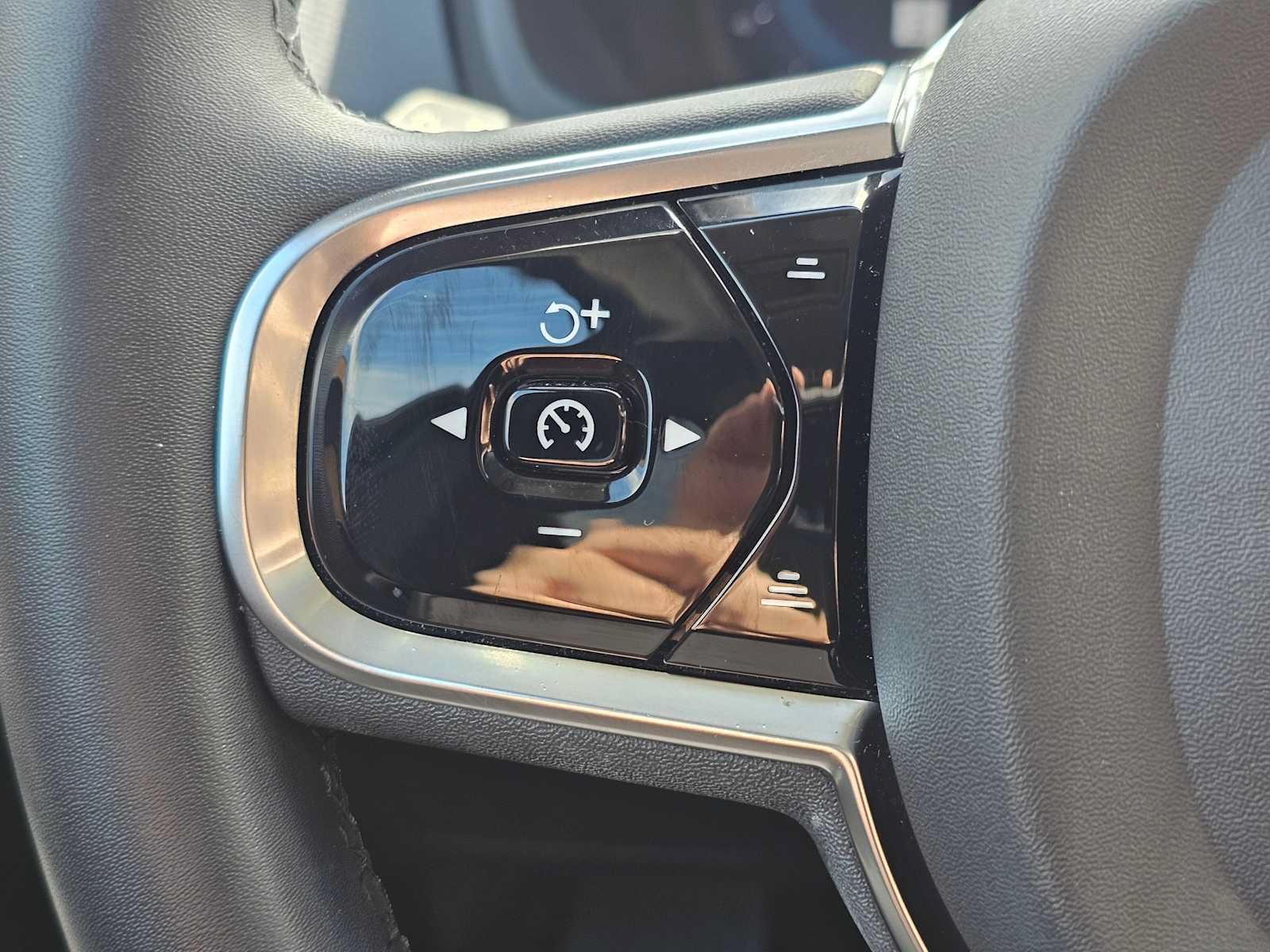 Certified 2024 Volvo XC90 B6 Plus w/ Protection Package Premier AWD/4WD image 35