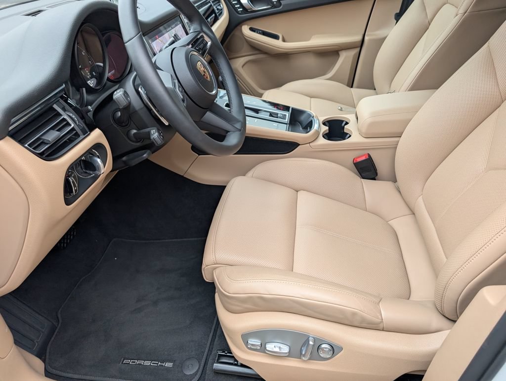 Certified 2025 Porsche Macan AWD/4WD image 24