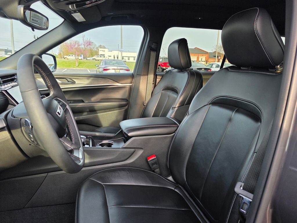 Used 2024 Jeep Grand Cherokee L Limited w/ Black Appearance Package image 10