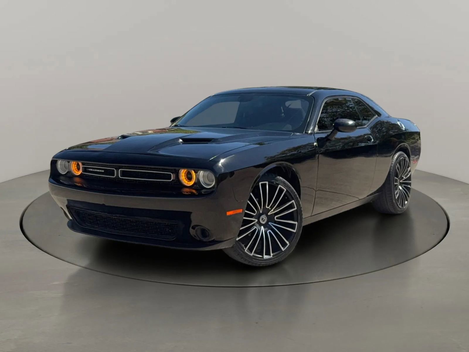 Used 2019 Dodge Challenger SXT image 1