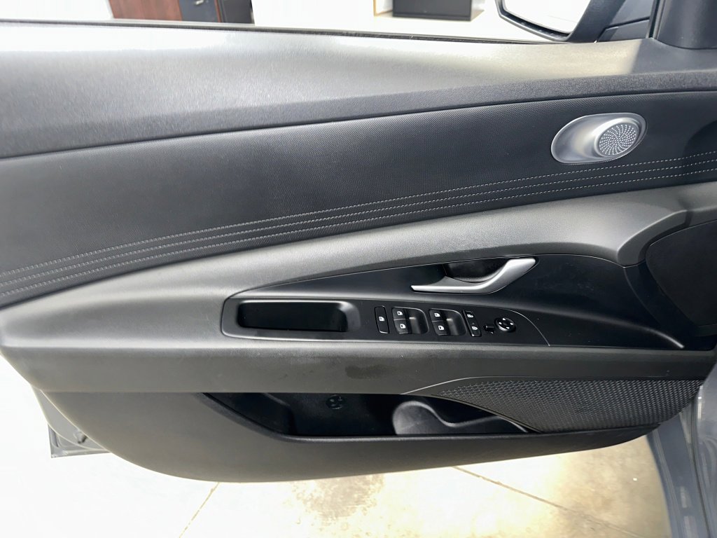 Used 2023 Hyundai Elantra SE image 3
