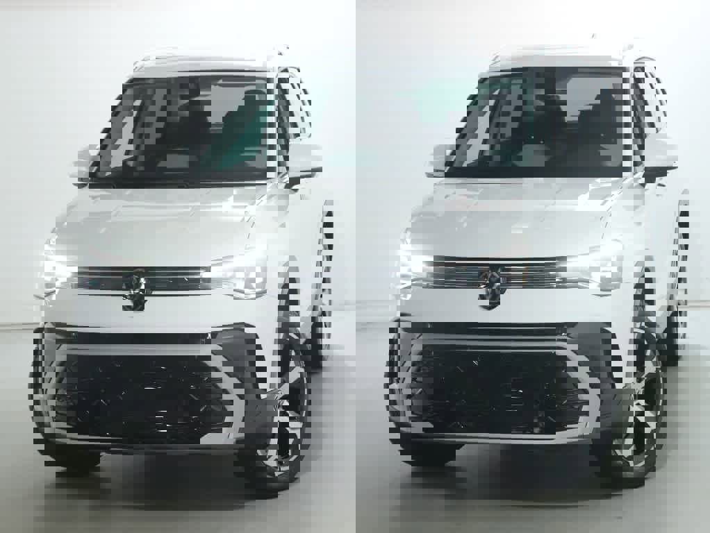 Certified 2025 Volkswagen Taos SEL image 3