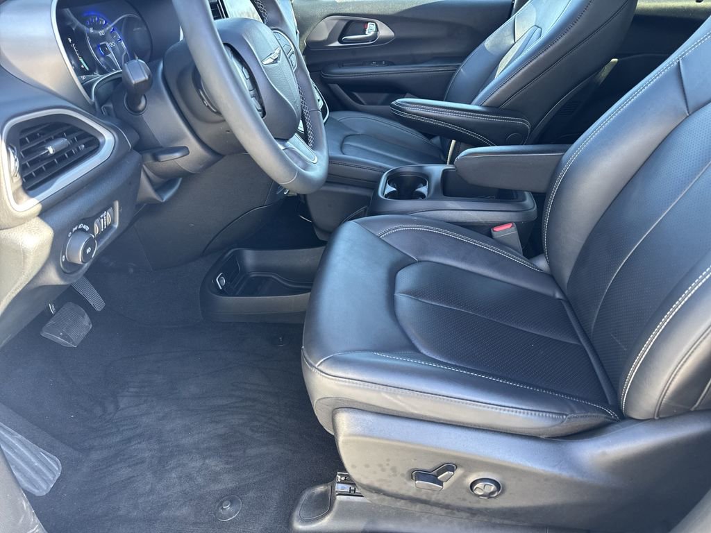 Certified 2025 Chrysler Pacifica Select image 13