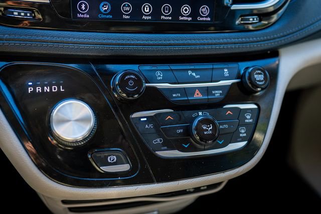 Used 2020 Chrysler Pacifica Limited image 33