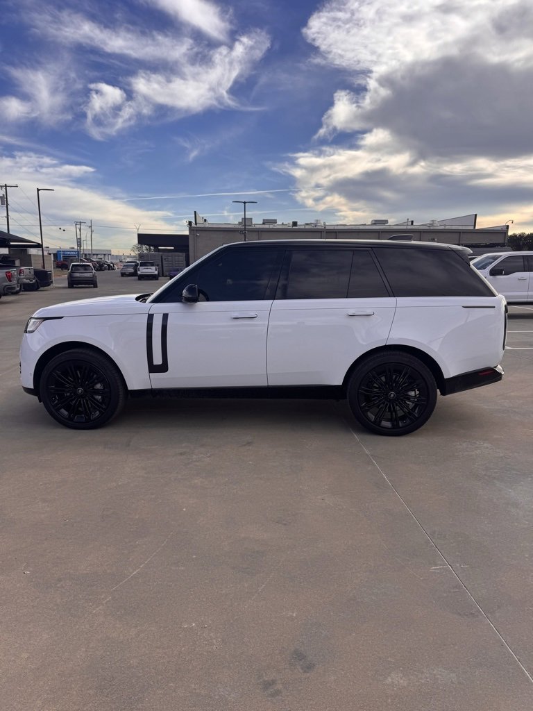 Used 2025 Land Rover Range Rover SE image 4