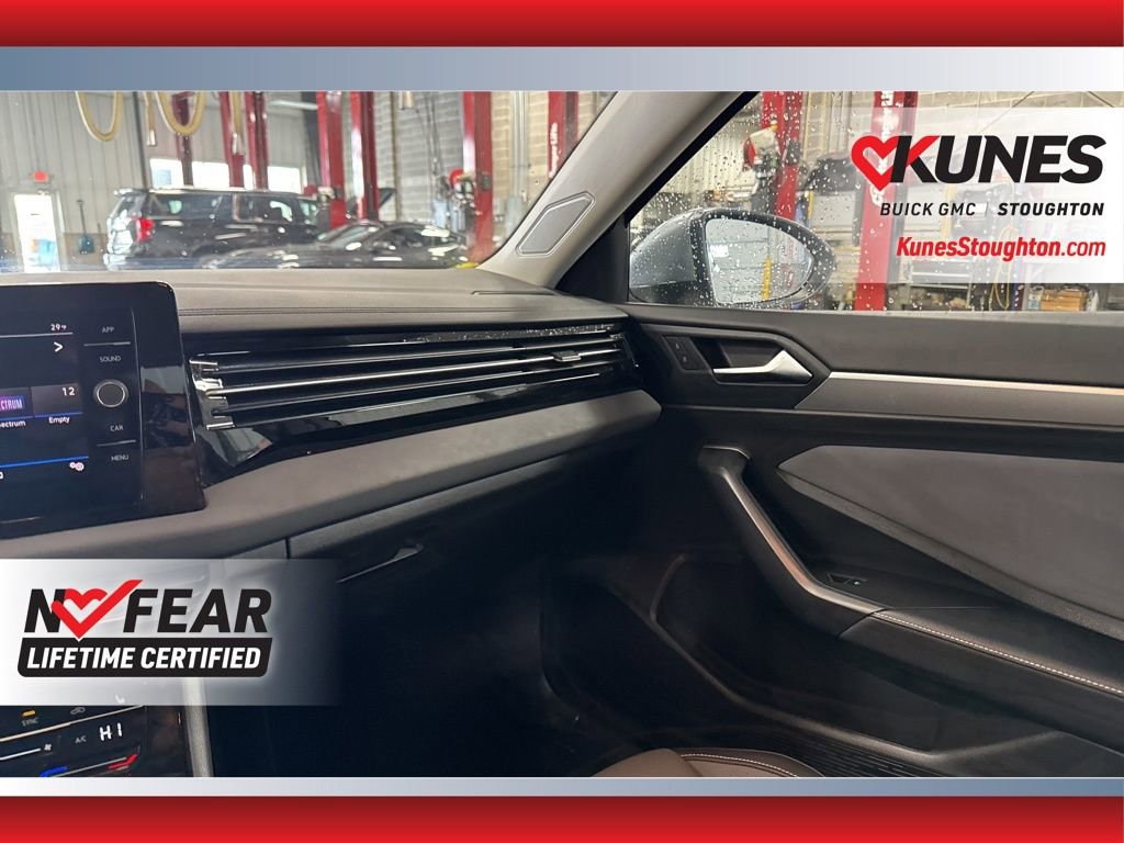 Used 2025 Volkswagen Jetta SE image 36