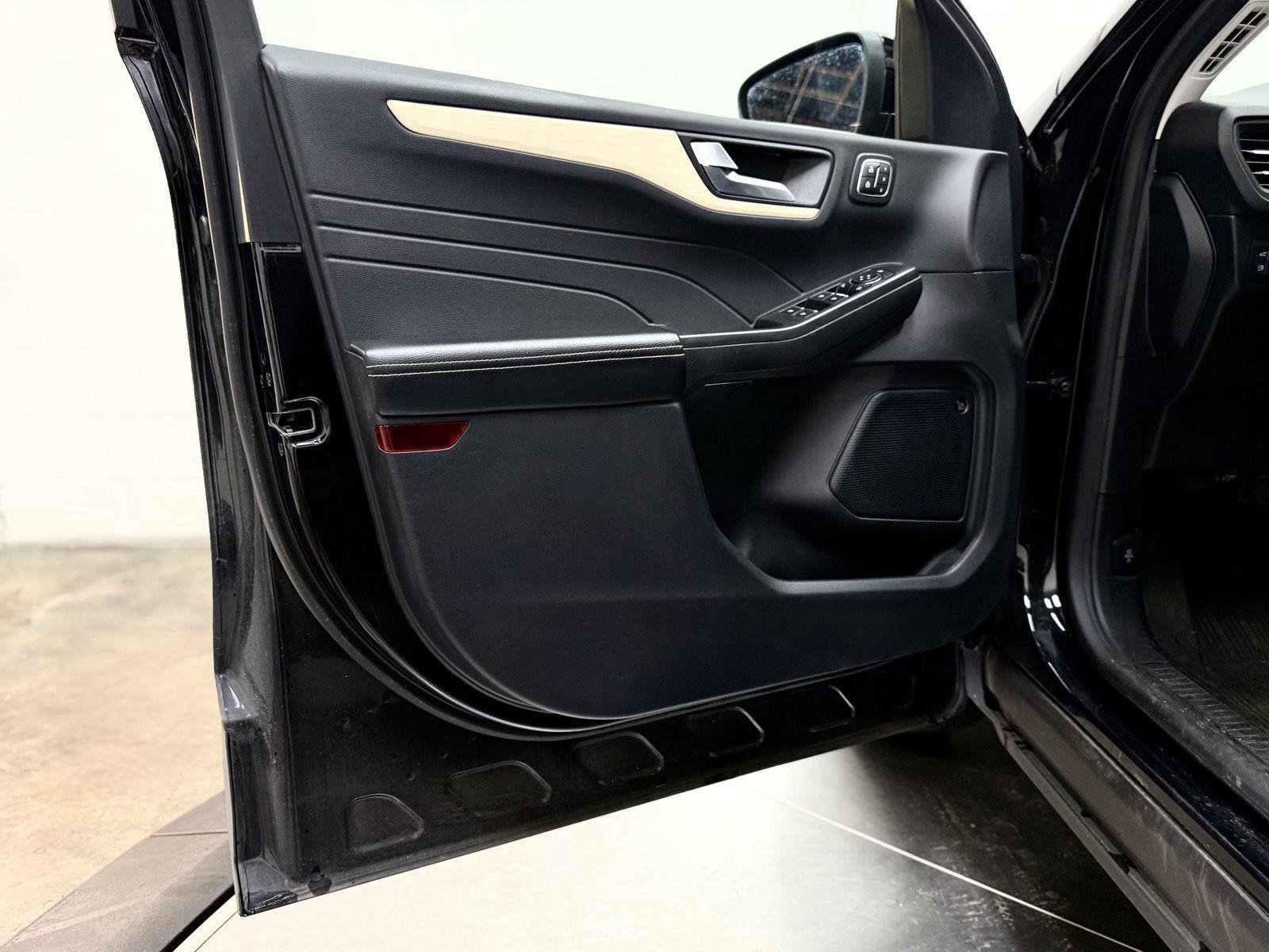 Used 2022 Ford Escape Titanium w/ Titanium Premium Package image 11