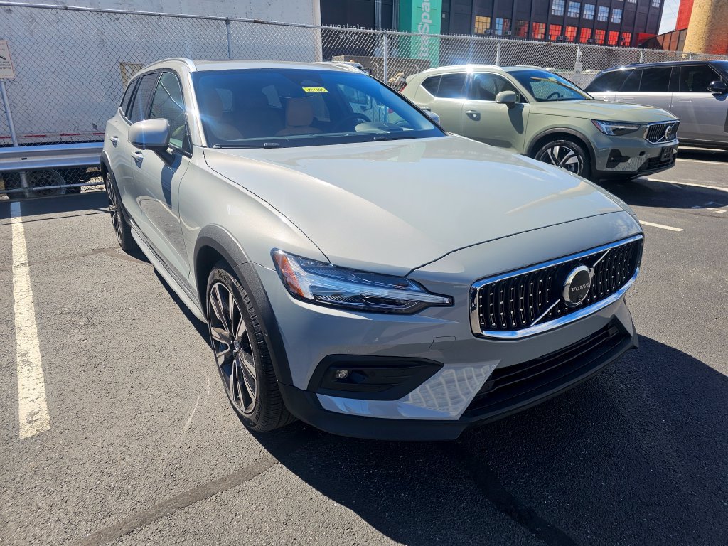 Certified 2025 Volvo V60 B5 Cross Country Ultra AWD/4WD image 30
