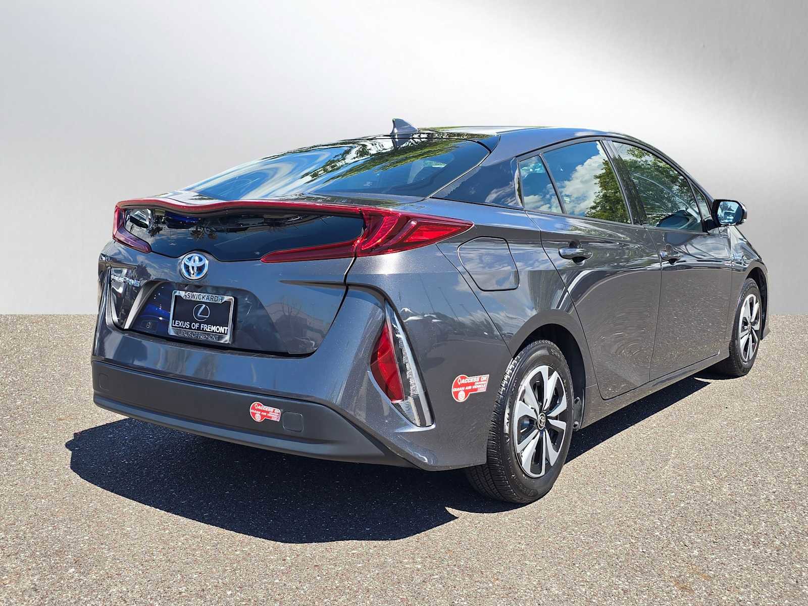Used 2017 Toyota Prius Prime Premium image 3
