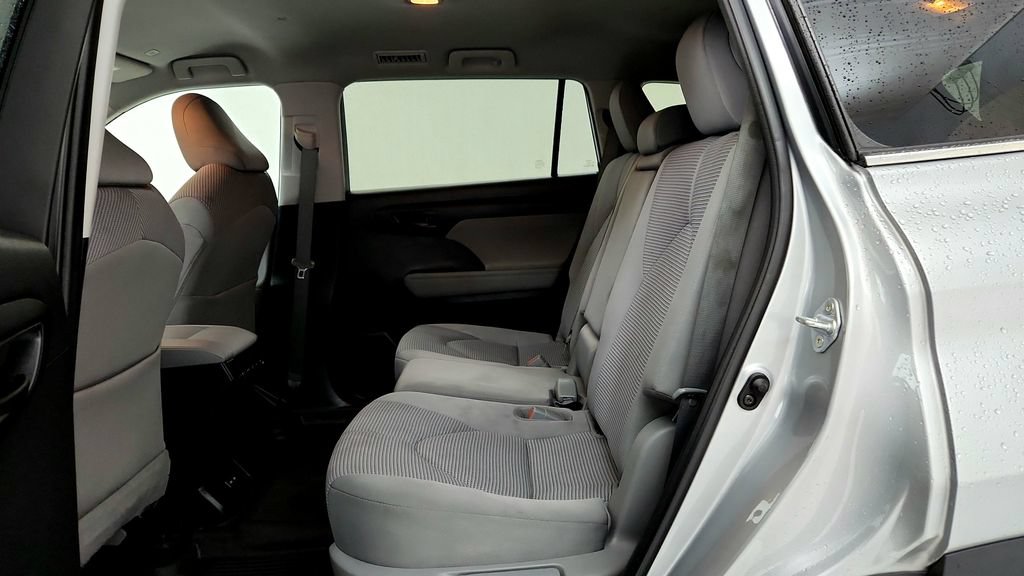 Used 2023 Toyota Highlander LE AWD/4WD image 21