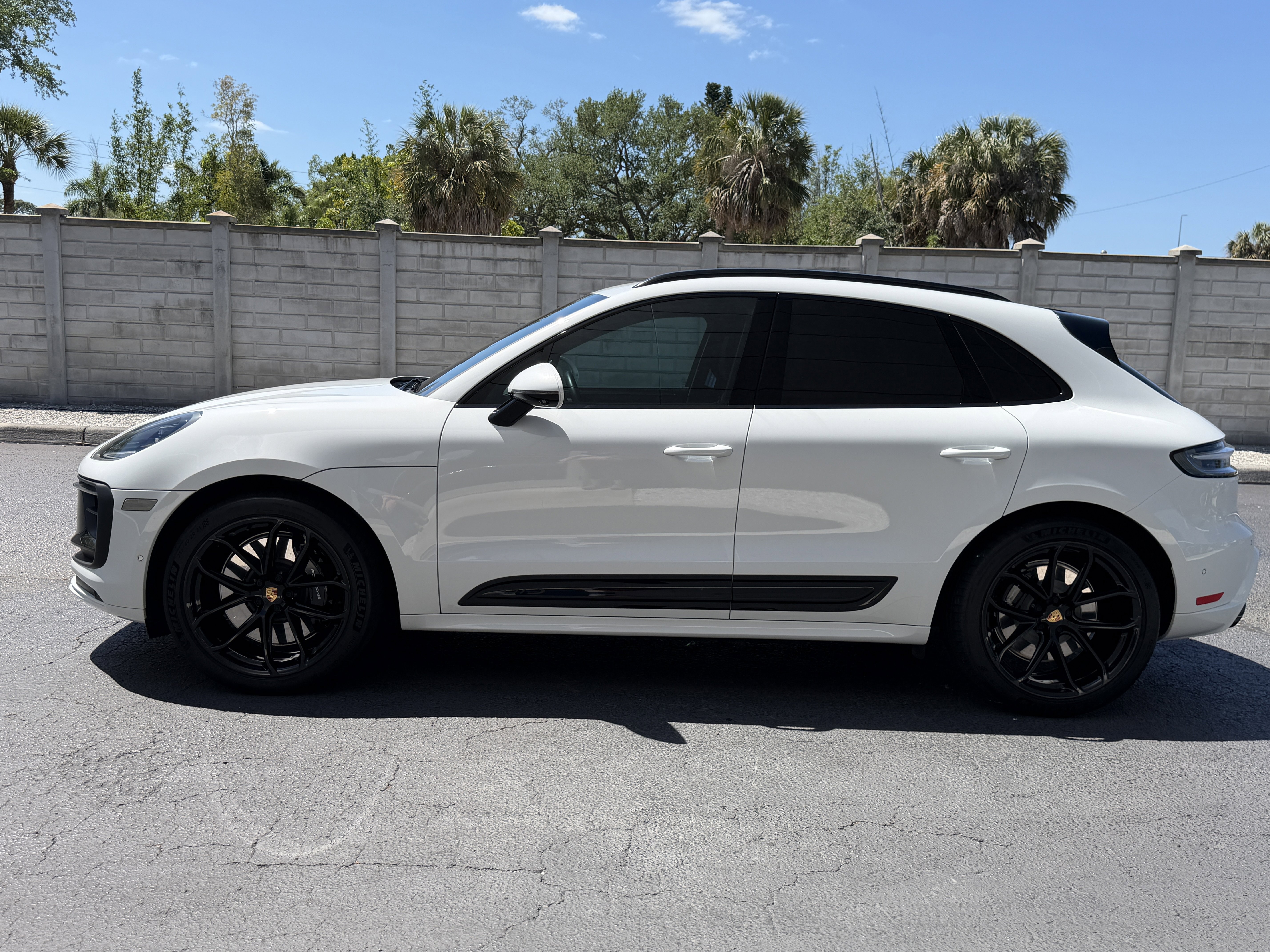 Certified 2025 Porsche Macan GTS image 2