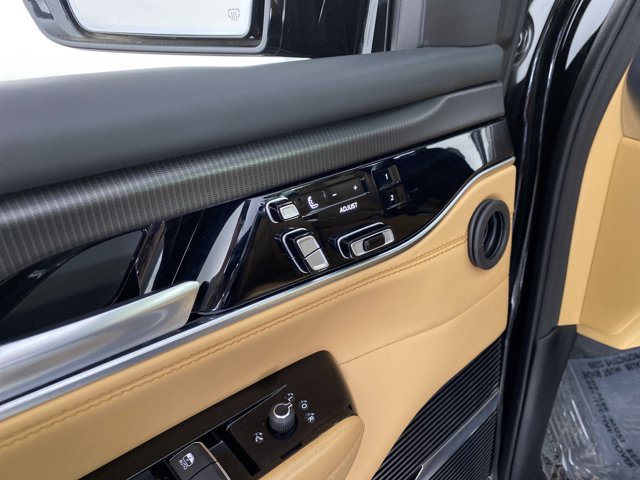 Used 2025 Jeep Grand Wagoneer L Series III w/ Rear Seat Video Group 1 AWD/4WD image 19