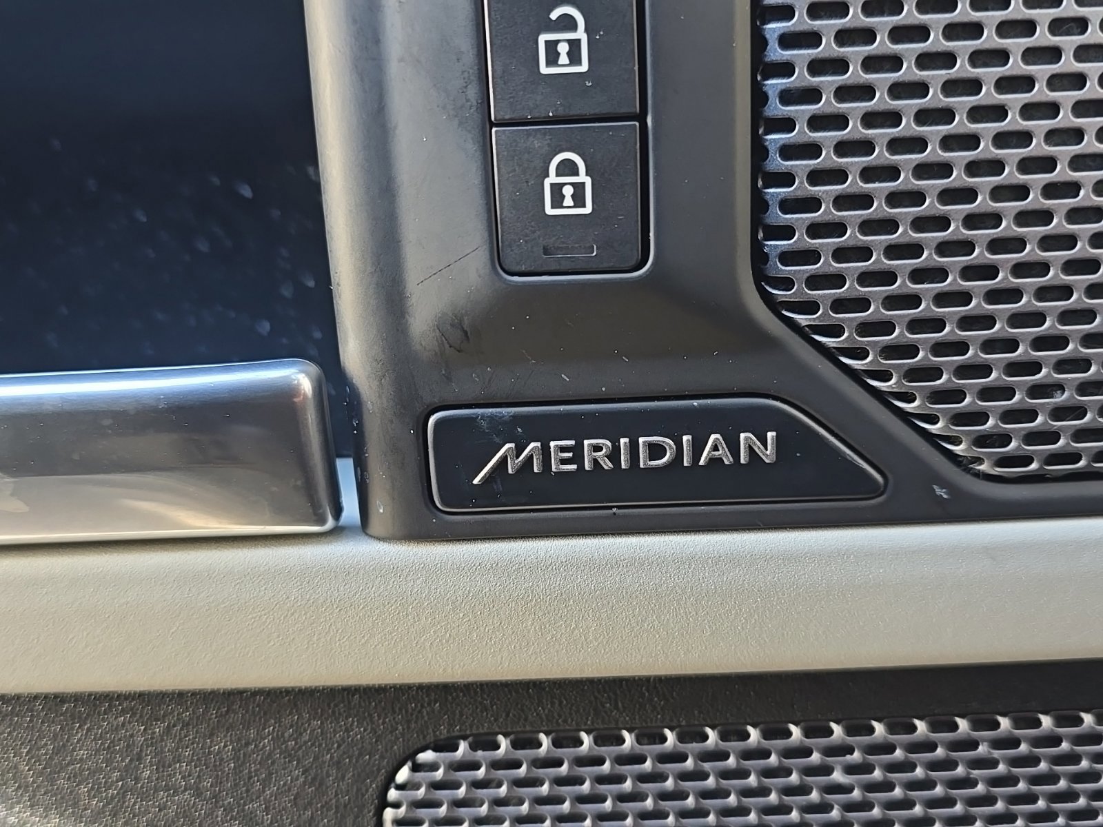 Used 2020 Land Rover Defender 110 SE image 12