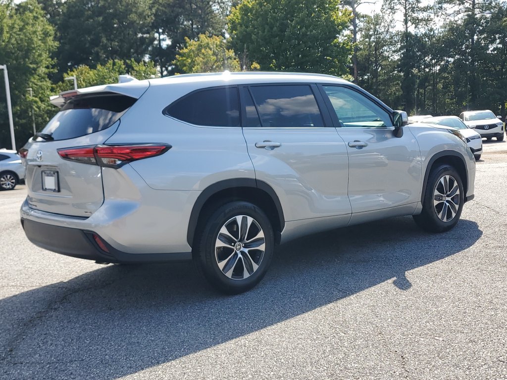 Used 2023 Toyota Highlander XLE FWD image 5
