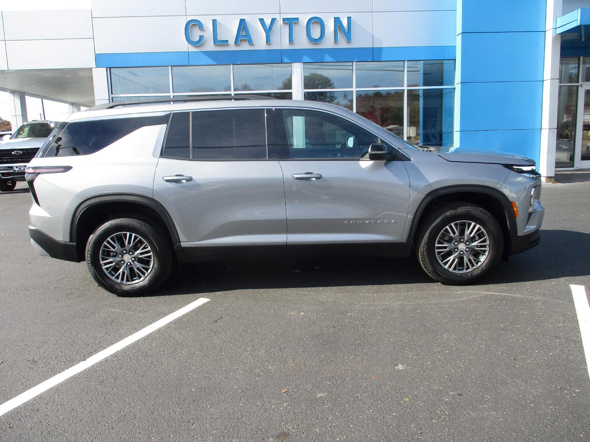 Used 2025 Chevrolet Traverse LT image 2