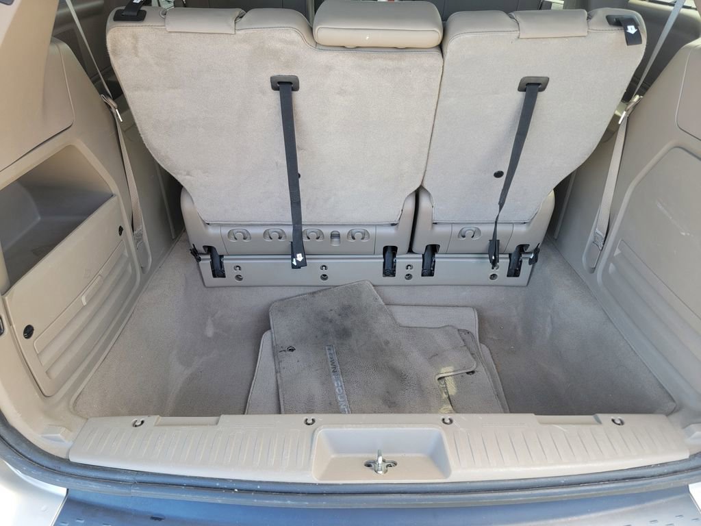 Used 2015 Chrysler Town & Country Touring FWD image 17